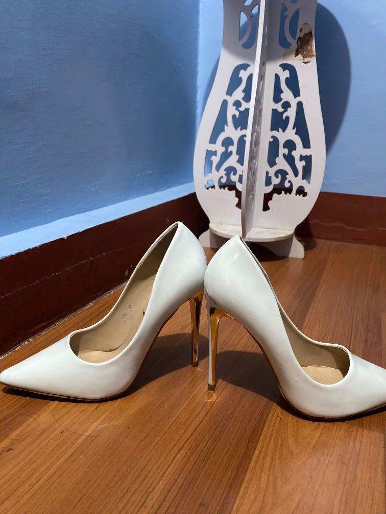 Sofab! White Heels (Category: Heels) located in Manila. Submitted by helpmeedeclutter__ (Listing ID 1106527977, Image 2). Description: 🌸 Sofab! brand 🌸Selling low 🌸Used once for an interview Payment thru bank transfer only.