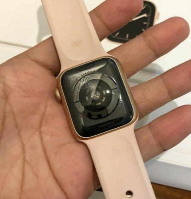 Apple watch series 5 40mm, Elektronik, Lainnya di Carousell