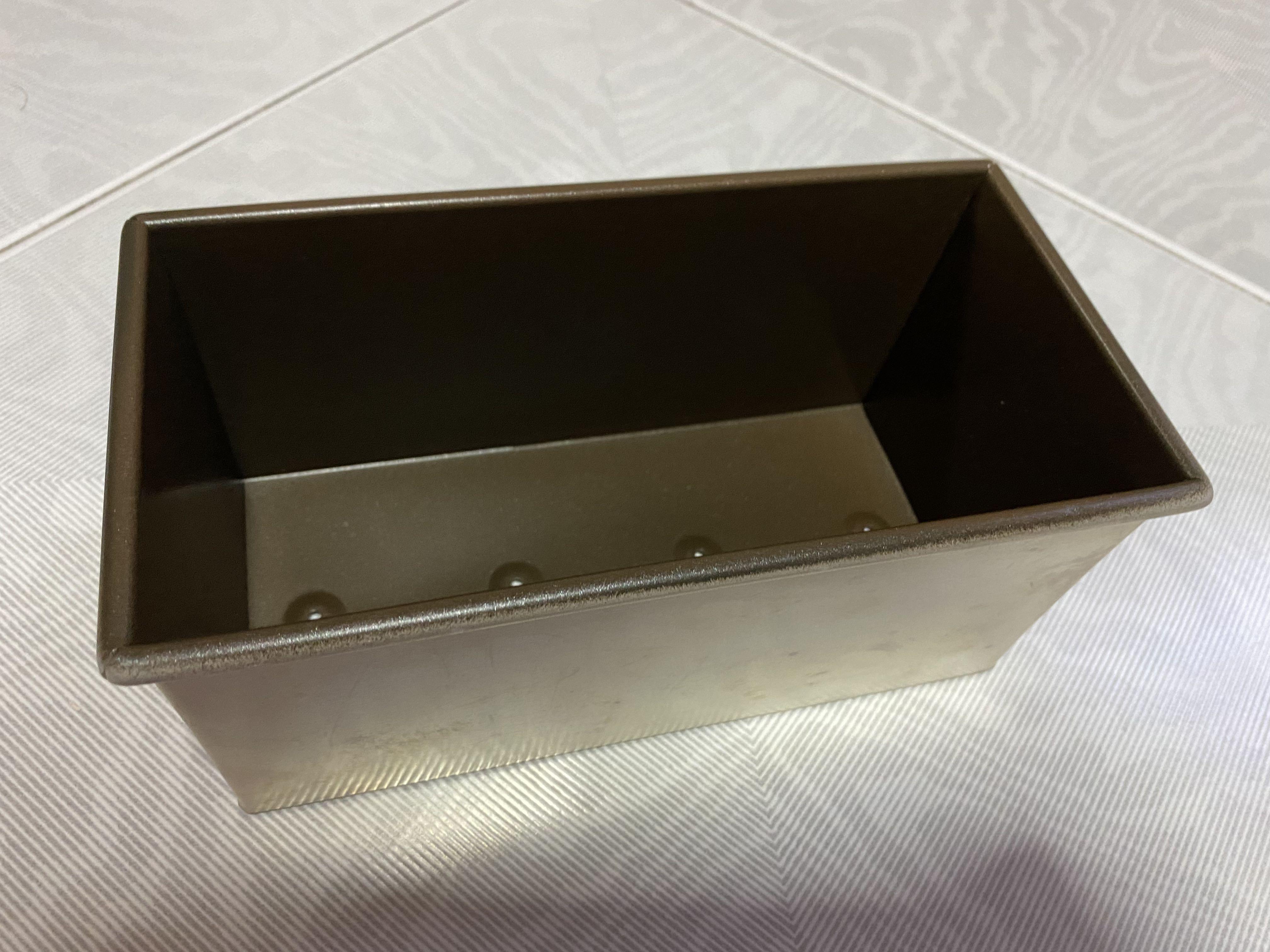 Bread Tin (Category: Bakeware) located in Singapore. Submitted by winnielee123 (Listing ID 1106731246, Image 1). Description: Brand new bread tin. Measurements shown in pictures. I have more than 10 pcs..