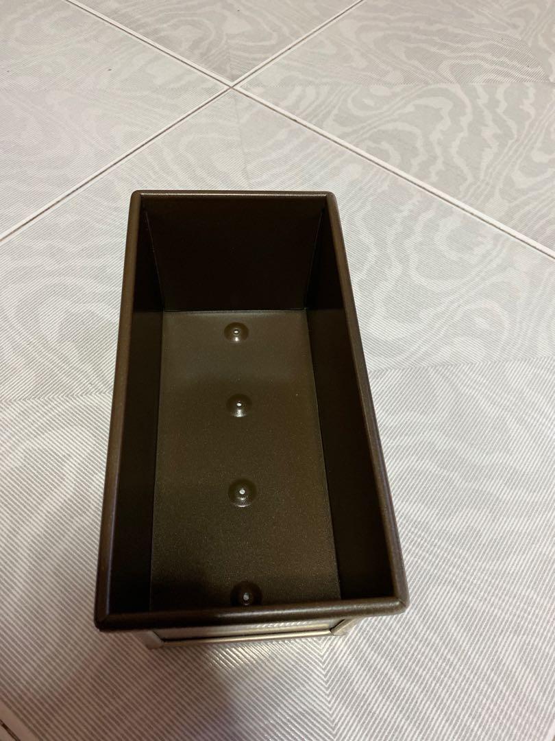 Bread Tin (Category: Bakeware) located in Singapore. Submitted by winnielee123 (Listing ID 1106731246, Image 2). Description: Brand new bread tin. Measurements shown in pictures. I have more than 10 pcs..
