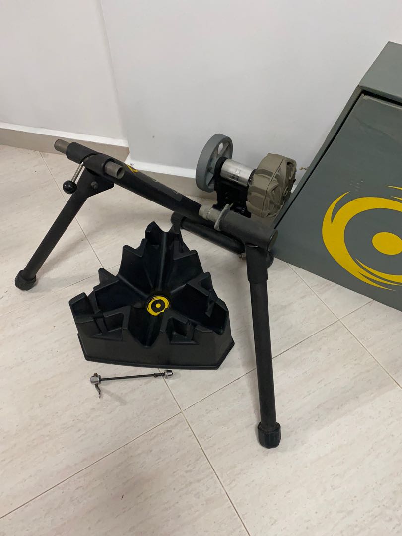 Cycleops Fluid 2 Trainer + Riser Block, Sports Equipment, Bicycles ...