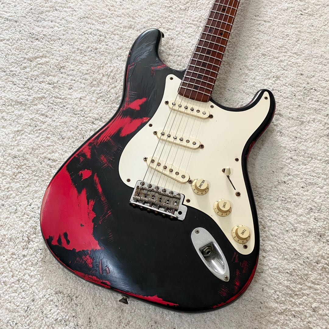 Black and red fender stratocaster hot sale