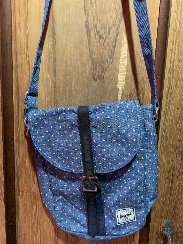 Original Herschel Cross bodybag (Category: Cross-body Bags) located in Makati City. Submitted by butterlife21 (Listing ID 1106639978, Image 1). Description: .