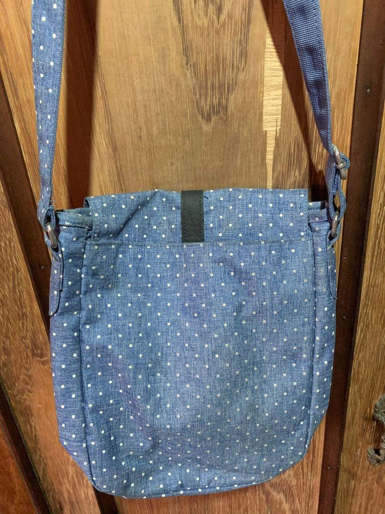 Original Herschel Cross bodybag (Category: Cross-body Bags) located in Makati City. Submitted by butterlife21 (Listing ID 1106639978, Image 2). Description: .