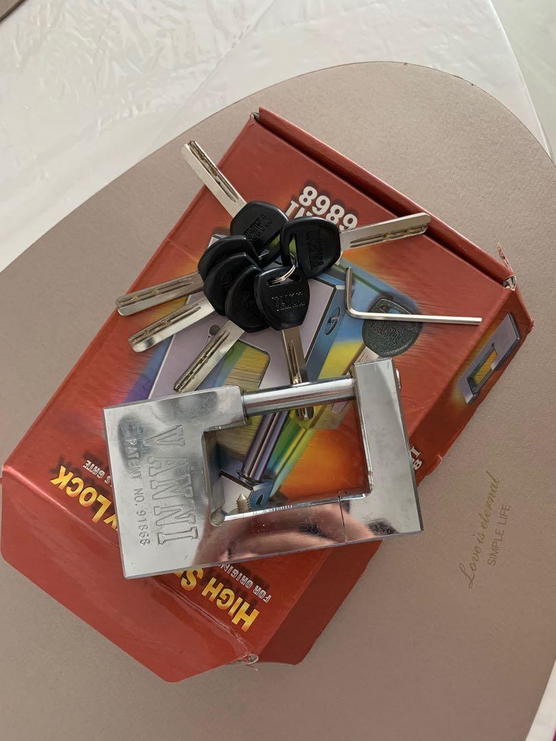 Security lock (Category: Locks, Doors & Gates) located in Singapore. Submitted by runwayapparel (Listing ID 1104208644, Image 1). Description: Comes with 6 original keys and 1 allen key.
