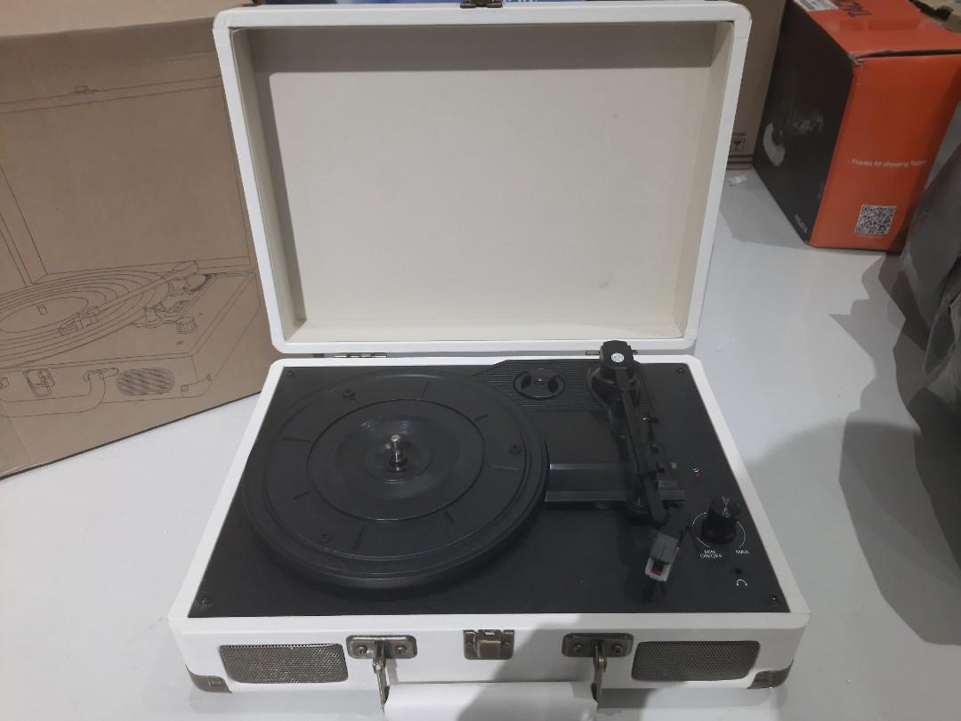 Digital conversion turntable with built in stereo speakers, Audio