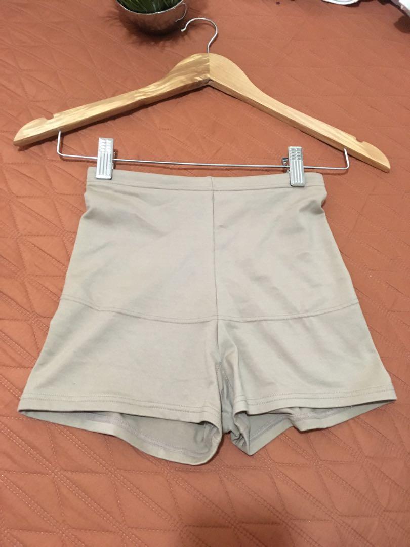 Girdle 2pcs (Category: Undergarments & Loungewear) located in San Fernando. Submitted by patchi6 (Listing ID 1106842592, Image 3). Description: 🌺👍2pcs girdle 🌺small see pictures for more details.