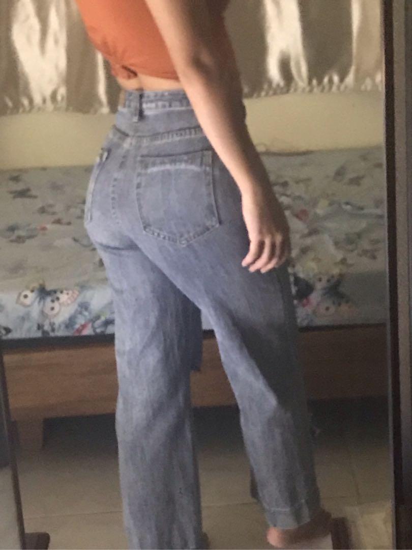 Highwaisted ripped jeans 🦋 (Category: Jeans) located in Cainta. Submitted by div.declutters (Listing ID 1106944466, Image 2). Description: selling this nice highwaisted jeans for only 200!! 💖 size is 26-28 brand: lulu so pretty no flaw!! kapal ng tela niya :) .