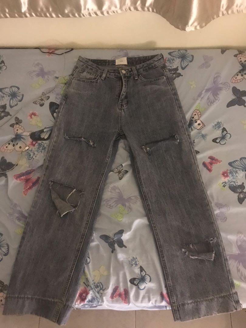 Highwaisted ripped jeans 🦋 (Category: Jeans) located in Cainta. Submitted by div.declutters (Listing ID 1106944466, Image 3). Description: selling this nice highwaisted jeans for only 200!! 💖 size is 26-28 brand: lulu so pretty no flaw!! kapal ng tela niya :) .