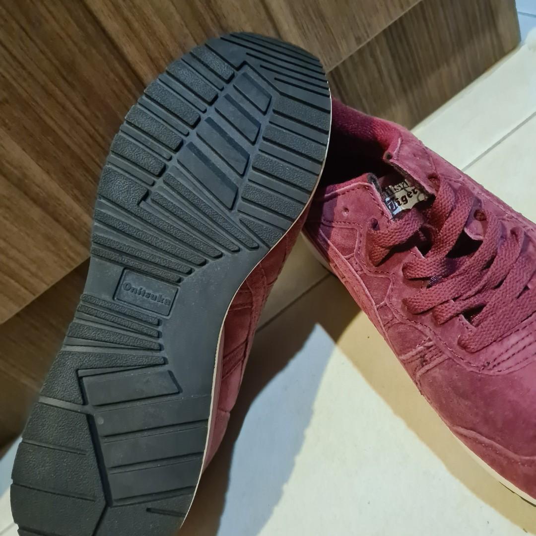Maroon discount onitsuka tiger