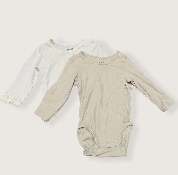 H&m organic cotton onesie (Category: Babies & Kids Fashion) located in Laoag. Submitted by ravmi (Listing ID 1107030285, Image 1). Description: H&m organic cotton onesie 2-4months on tag. Runs big, fits ‘til 6months Rarely used. Like new.