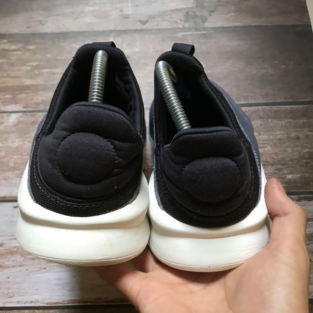 Nike benassi slip on feet top