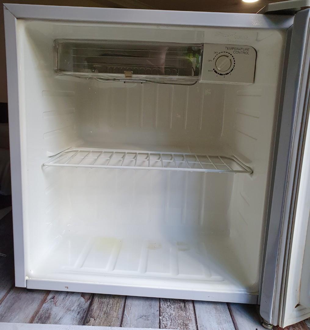 Samsung mini bar fridge, TV & Home Appliances, Kitchen Appliances