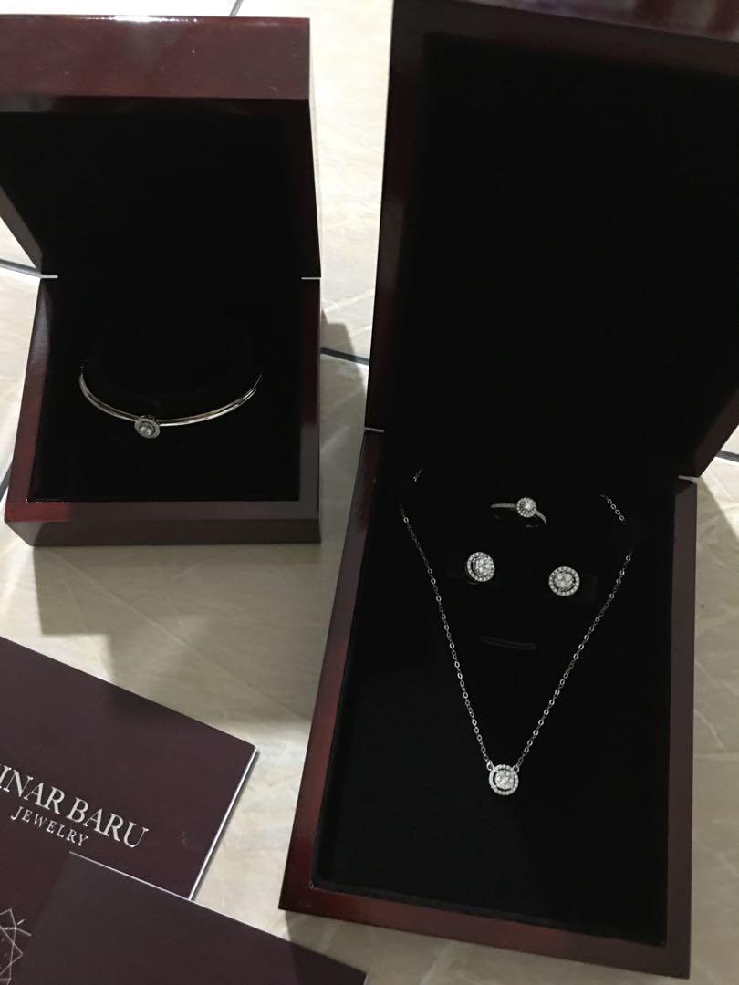 1 set perhiasan emas putih dan Diamond