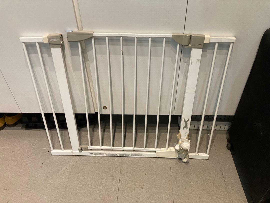 Baby gate with all screws, Babies & Kids, Baby Nursery & Kids Furniture, Safety Gates, Locks