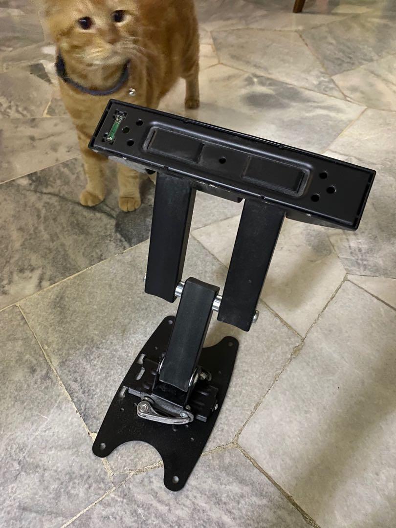 Monitor arm (Category: Monitor Screens) located in Subang Jaya. Submitted by panda_gemok (Listing ID 1107363350, Image 2). Description: Bought at allit hypermarket digital mall for 140. Didn’t use it once For more information can chat via carousell .