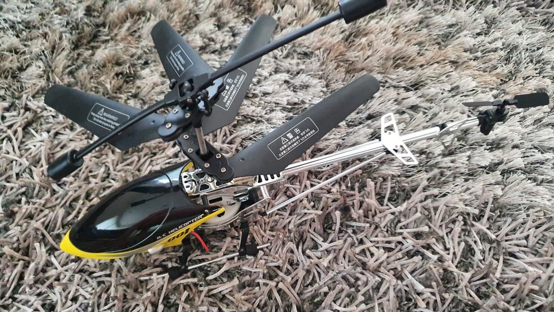 RC Helicopter (Category: Remote Control Toys) located in Manila. Submitted by olxph_23709942 (Listing ID 1107345884, Image 2). Description: unused rc helicopter however battery no longer working. if you know how to fix it, then it should be usable still. pay via gcash, delivery via grab or lalamove.