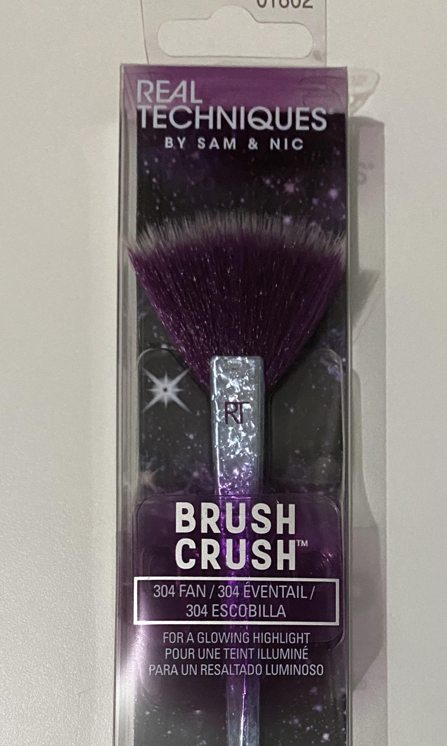 Real Techniques Fan Brush (Category: Makeup) located in Makati City. Submitted by annecan (Listing ID 1107239182, Image 1). Description: .