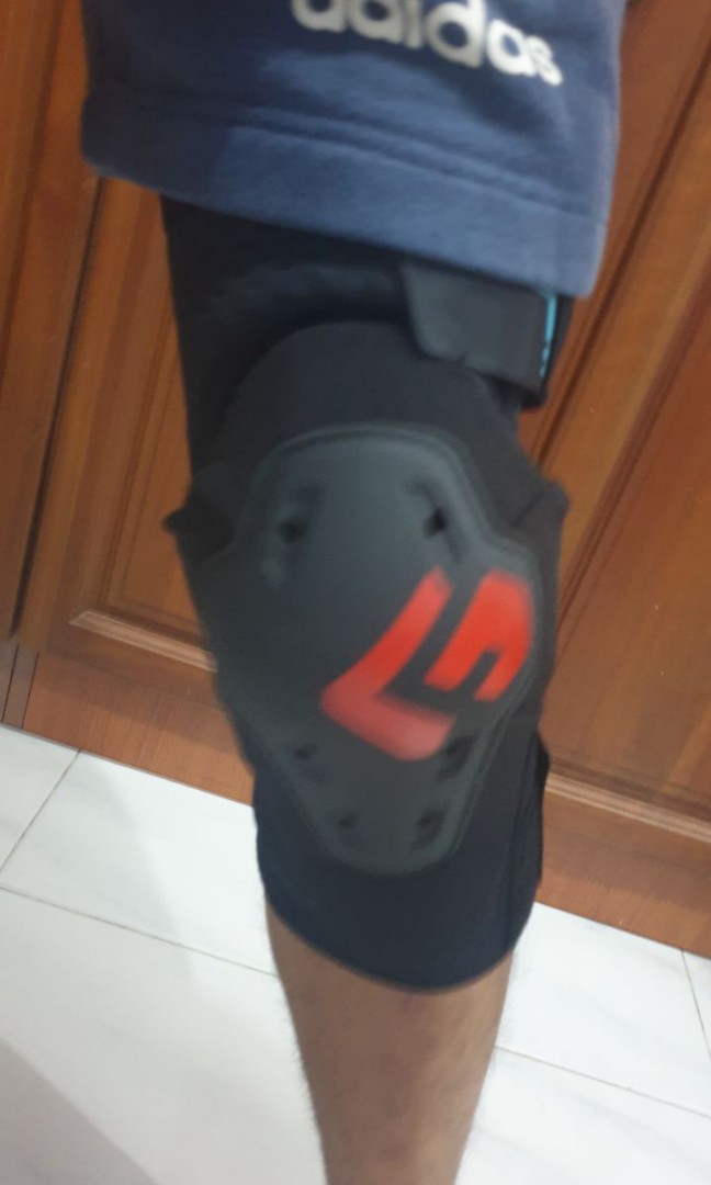 GFORM ELINE knee pads(LARGE), Sports Equipment, Other Sports