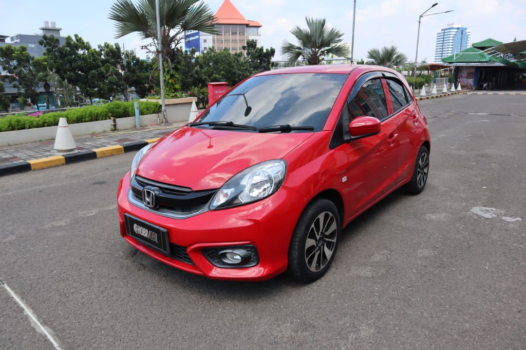 Mobil Brio Old warna merah