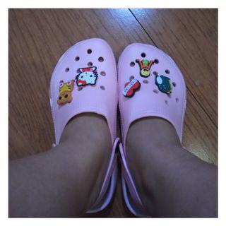 Pink rubber crocs-inspired clogs shoes with free 4 Jibbitz. Size 5-7. 230cm.