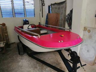 Fiberglass Speed Boat with Yamaha 30hp outboard engine and trailer