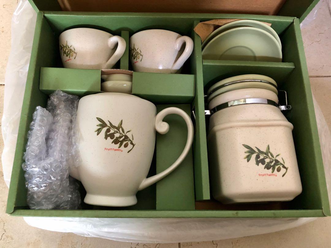 Tea Set (Category: Coffee & Tea Tableware) located in Singapore. Submitted by yoyoxo (Listing ID 1107464348, Image 1). Description: Only the tea pot have used few times Others are brand new Self collect .