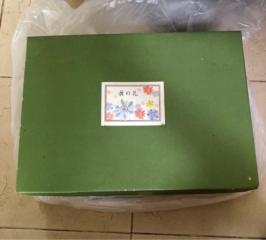 Tea Set (Category: Coffee & Tea Tableware) located in Singapore. Submitted by yoyoxo (Listing ID 1107464348, Image 2). Description: Only the tea pot have used few times Others are brand new Self collect .