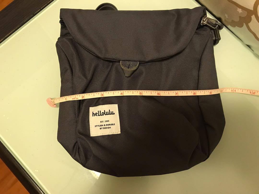 Hellolulu （分類：手袋及銀包）位於 Hong Kong。 由 edithching807 提交（商品編號 1107814493，圖片 3）。簡介： Hellolulu 灰色斜咩袋一個，全新。