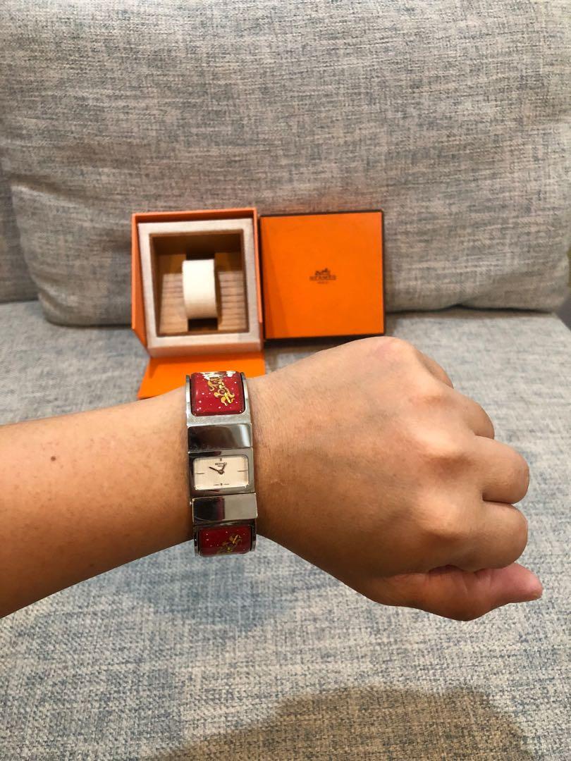 HERMES LOQUET ENAMEL BANGLE WATCH HORSE (Category: Luxury Watches) located in Taguig. Submitted by gem_almond517 (Listing ID 1107860954, Image 2). Description: HERMES LOQUET ENAMEL BANGLE WATCH HORSE with box now at P28,000.