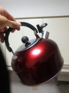 Red whistling kettle
