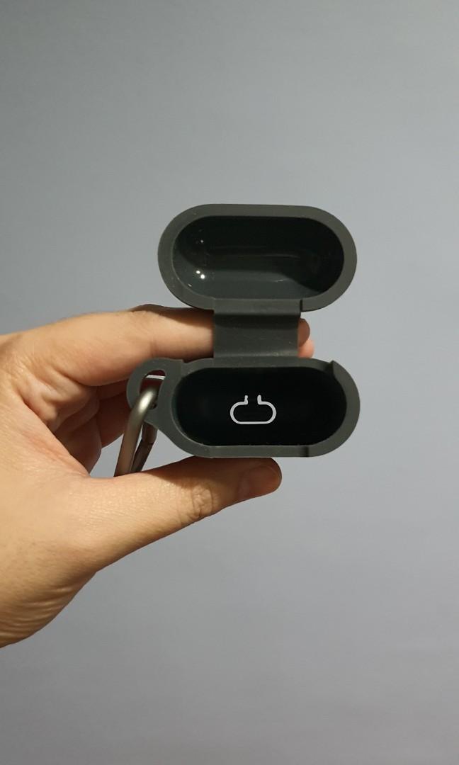 UNIQ Silicone Airpods Case (Category: Portable Audio Accessories) located in Quezon City. Submitted by eimaj08 (Listing ID 1107823184, Image 3). Description: .