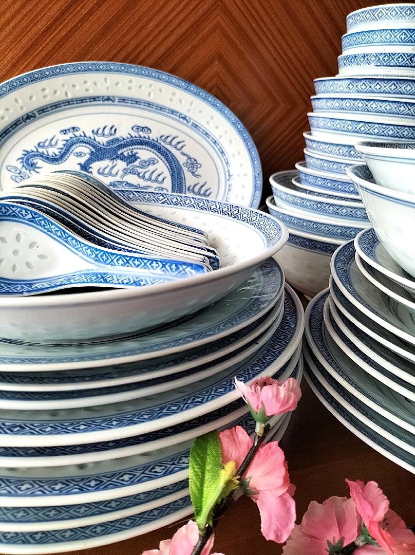 8 PCS Vintage Chinese Porcelain Plate with Blue White DRAGON Rice Grain Pattern 8 PCS Vintage Chinese Porcelain Plate with Blue White DRAGON Rice Grain Pattern