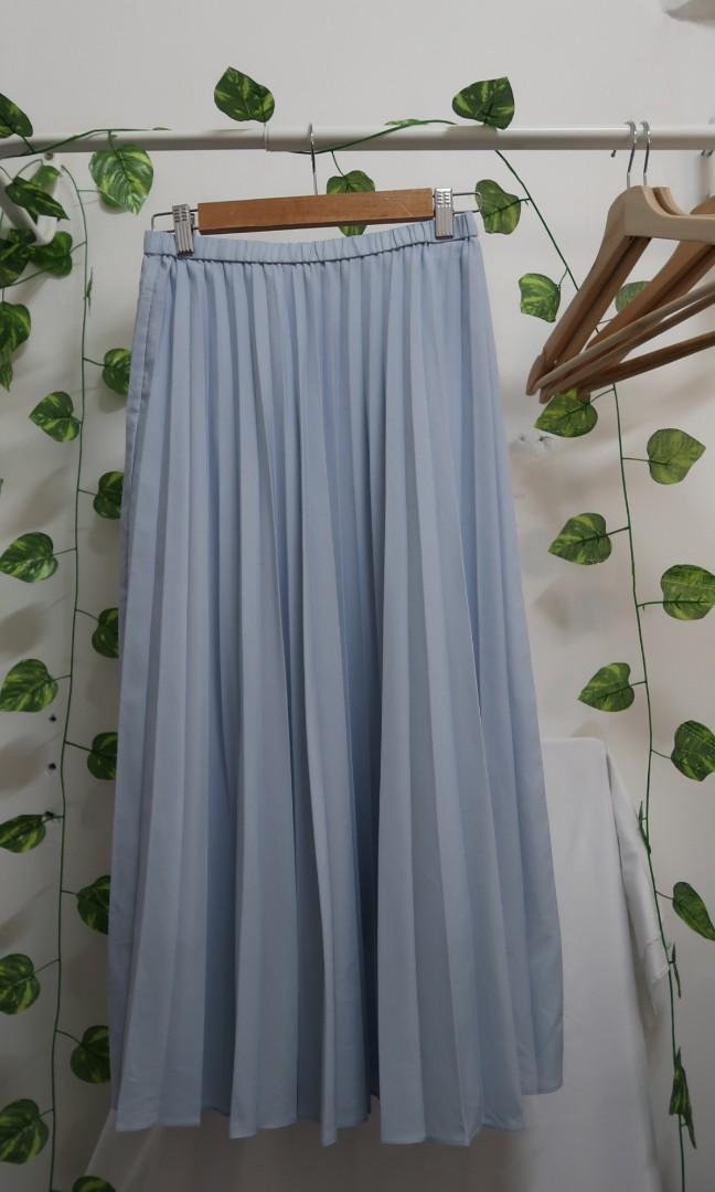 Uniqlo blue clearance pleated skirt