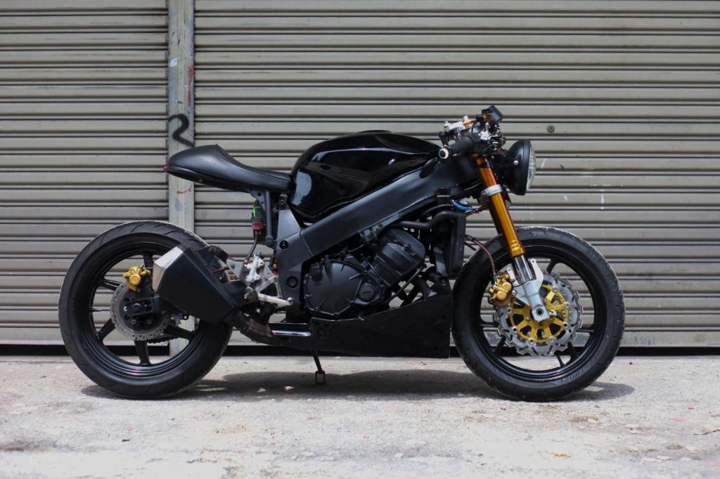 ▷ Kawasaki ZX7 Ninja Cafe Fighter by Huge Moto