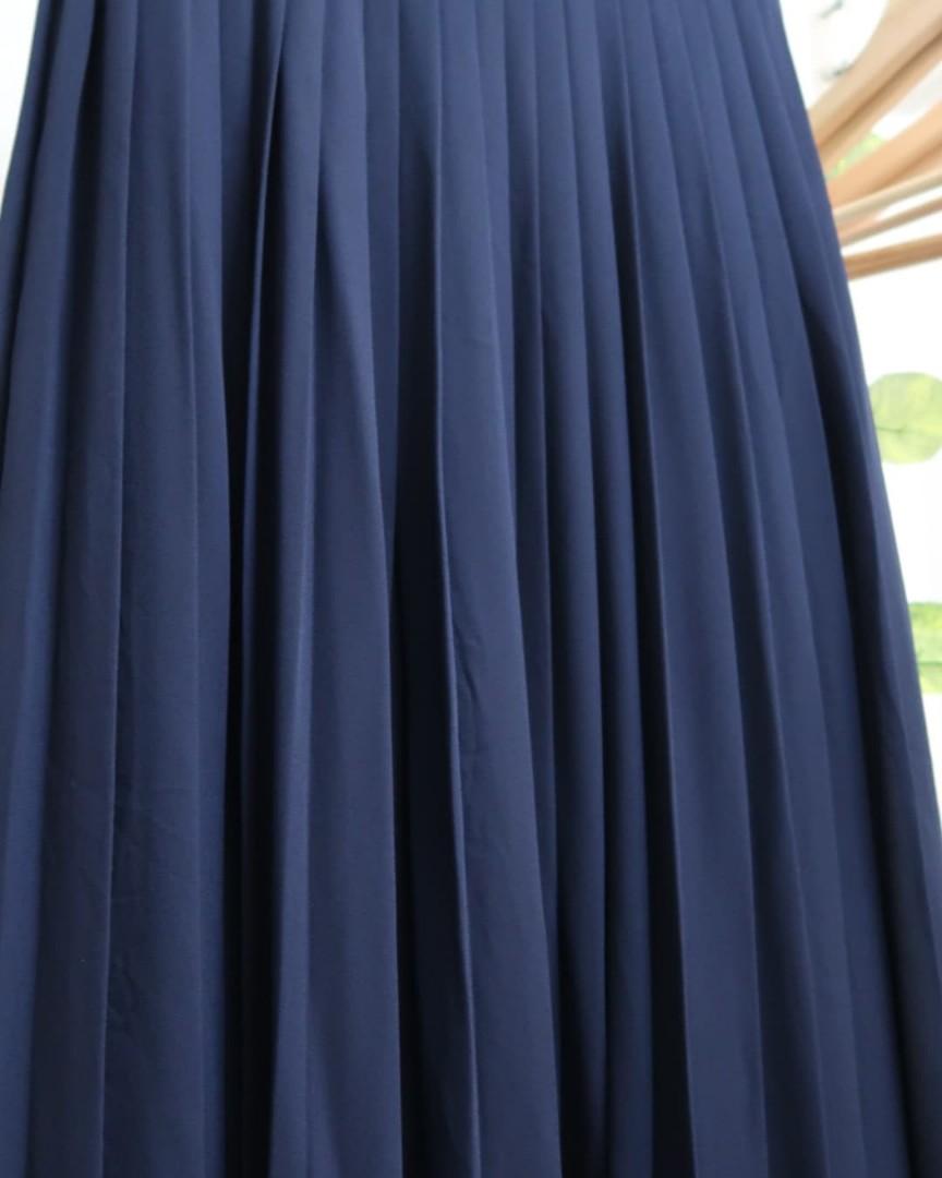 Uniqlo navy shop pleated skirt