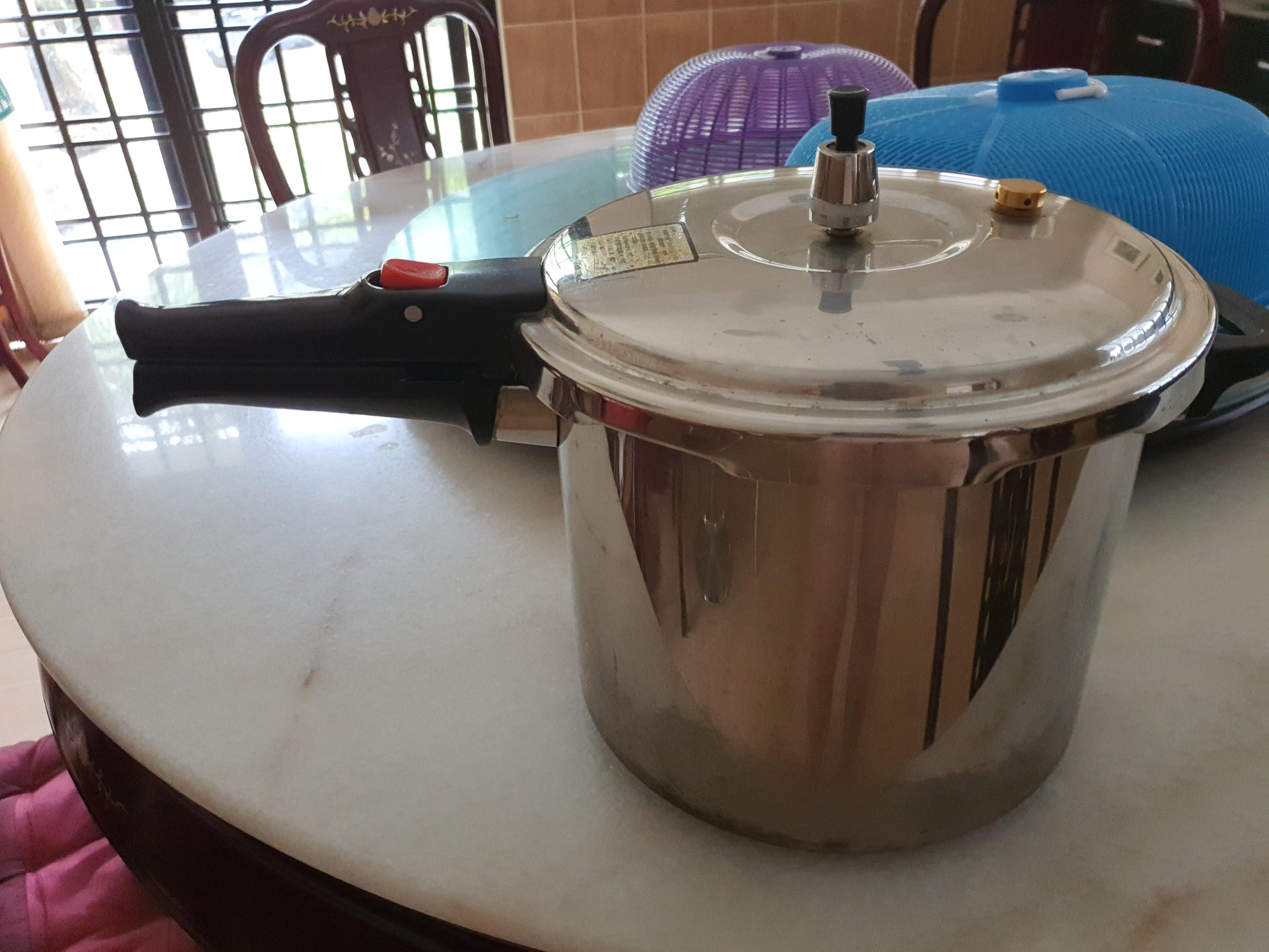 Buffalo stainless steel pressure cooker, TV & Home Appliances, Kitchen