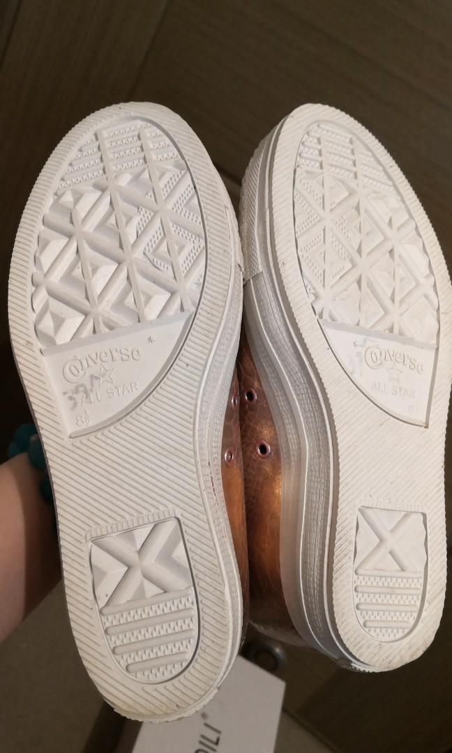 Converse （分類：波鞋）位於 Hong Kong。 由 micasahk 提交（商品編號 1108189643，圖片 6）。簡介： Converse 超靚metallic粉紅 真皮 隱形2吋增高鞋(連鞋底3吋) size 39.5 無盒只著過一次全新一樣。