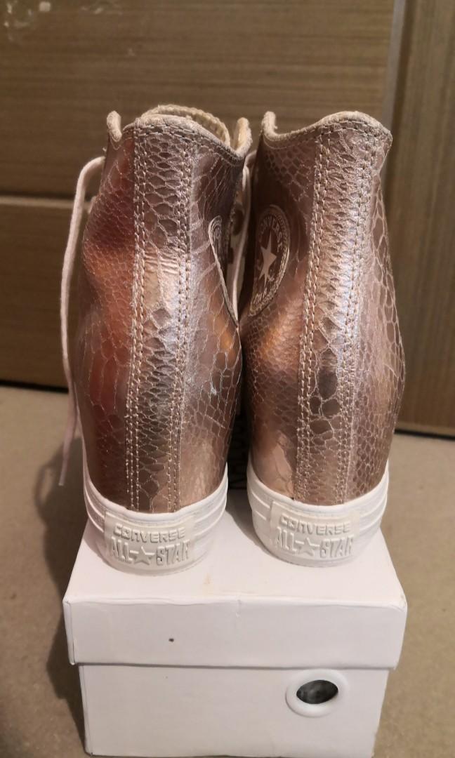 Converse （分類：波鞋）位於 Hong Kong。 由 micasahk 提交（商品編號 1108189643，圖片 3）。簡介： Converse 超靚metallic粉紅 真皮 隱形2吋增高鞋(連鞋底3吋) size 39.5 無盒只著過一次全新一樣。
