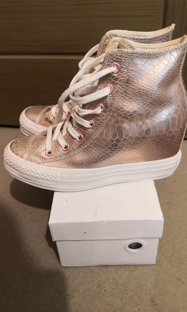 Converse （分類：波鞋）位於 Hong Kong。 由 micasahk 提交（商品編號 1108189643，圖片 4）。簡介： Converse 超靚metallic粉紅 真皮 隱形2吋增高鞋(連鞋底3吋) size 39.5 無盒只著過一次全新一樣。