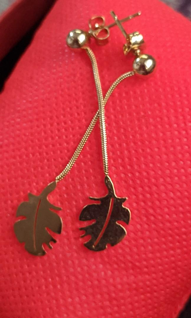 Dangling Feather earrings (Category: Earrings) located in Pasay City. Submitted by tripsyap (Listing ID 1108140284, Image 2). Description: Hypoallergenic, Non tarnish, Gold Stainless steel..
