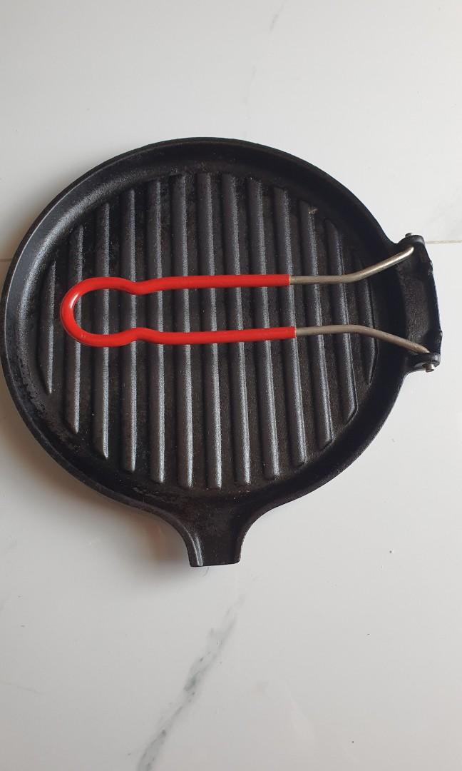 Le Creuset Round Skillet Grill with folding handle, Furniture & Home