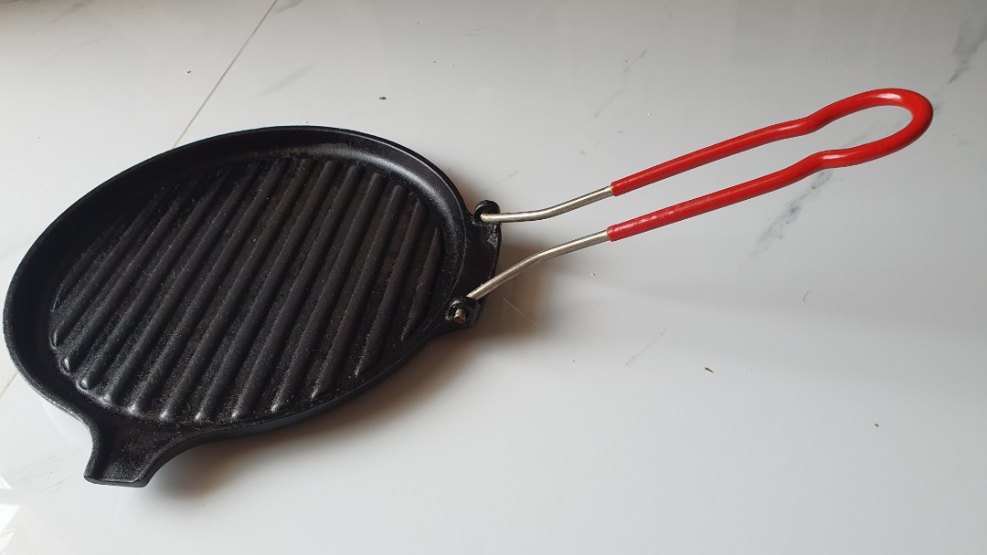Le Creuset Round Skillet Grill with folding handle, Furniture & Home
