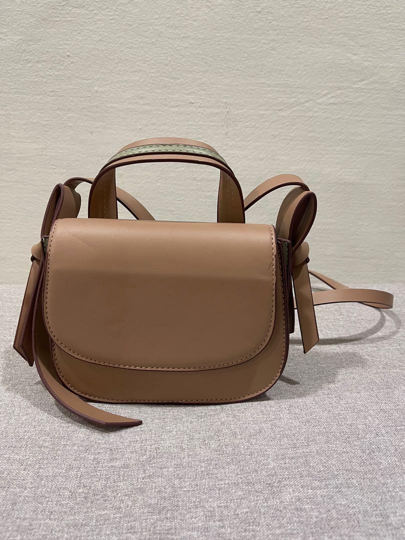 Mizzue sling bag top