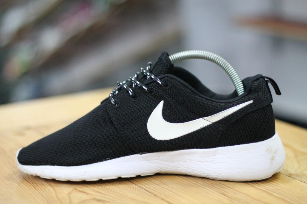 Size 7 UK 41 NIKE Roshe Run Shoes
