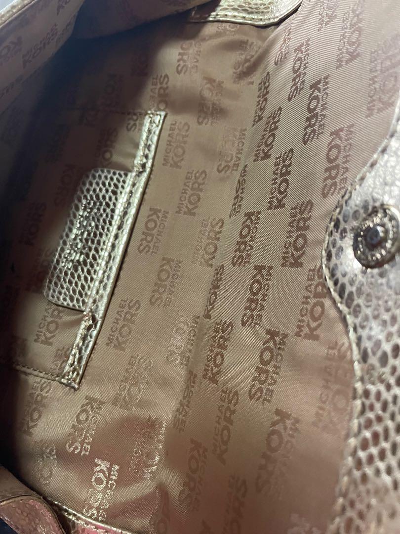 MK clutch (Category: Luxury Bags & Wallets) located in Quezon City. Submitted by yassitan (Listing ID 1104575431, Image 2). Description: selling Low Mk clutch maganda sa personal lakas mka madam-:) payemnt: Bank transfer or Gcash delivery pwede .