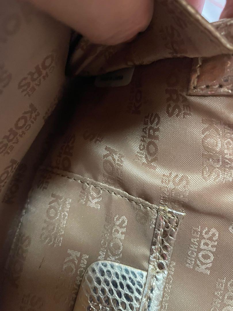 MK clutch (Category: Luxury Bags & Wallets) located in Quezon City. Submitted by yassitan (Listing ID 1104575431, Image 3). Description: selling Low Mk clutch maganda sa personal lakas mka madam-:) payemnt: Bank transfer or Gcash delivery pwede .