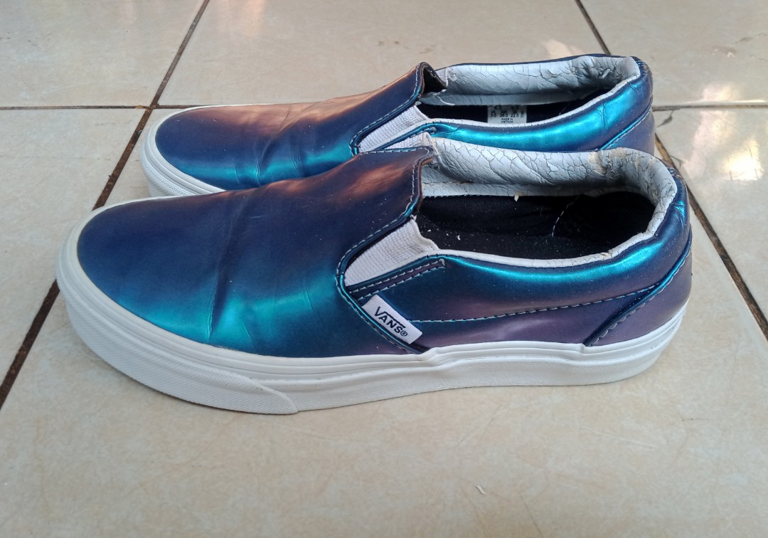 Vans Slip On Iridescent Blue Fesyen Pria Sepatu Sneakers di Carousell