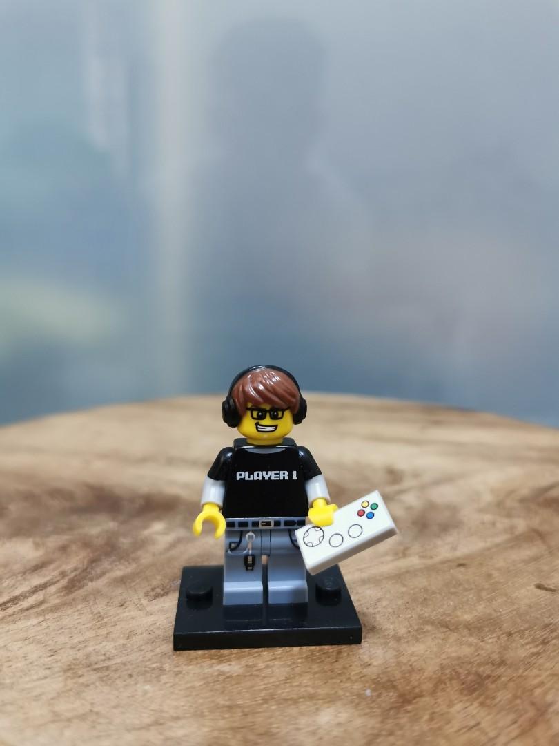Lego player deals 1 minifigure