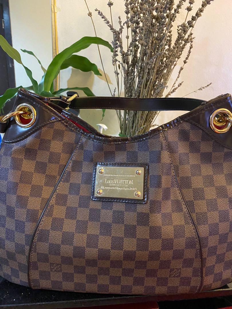 LV Bag (Category: Luxury Bags & Wallets) located in Caloocan City. Submitted by izzie_finds (Listing ID 1108408842, Image 2). Description: .